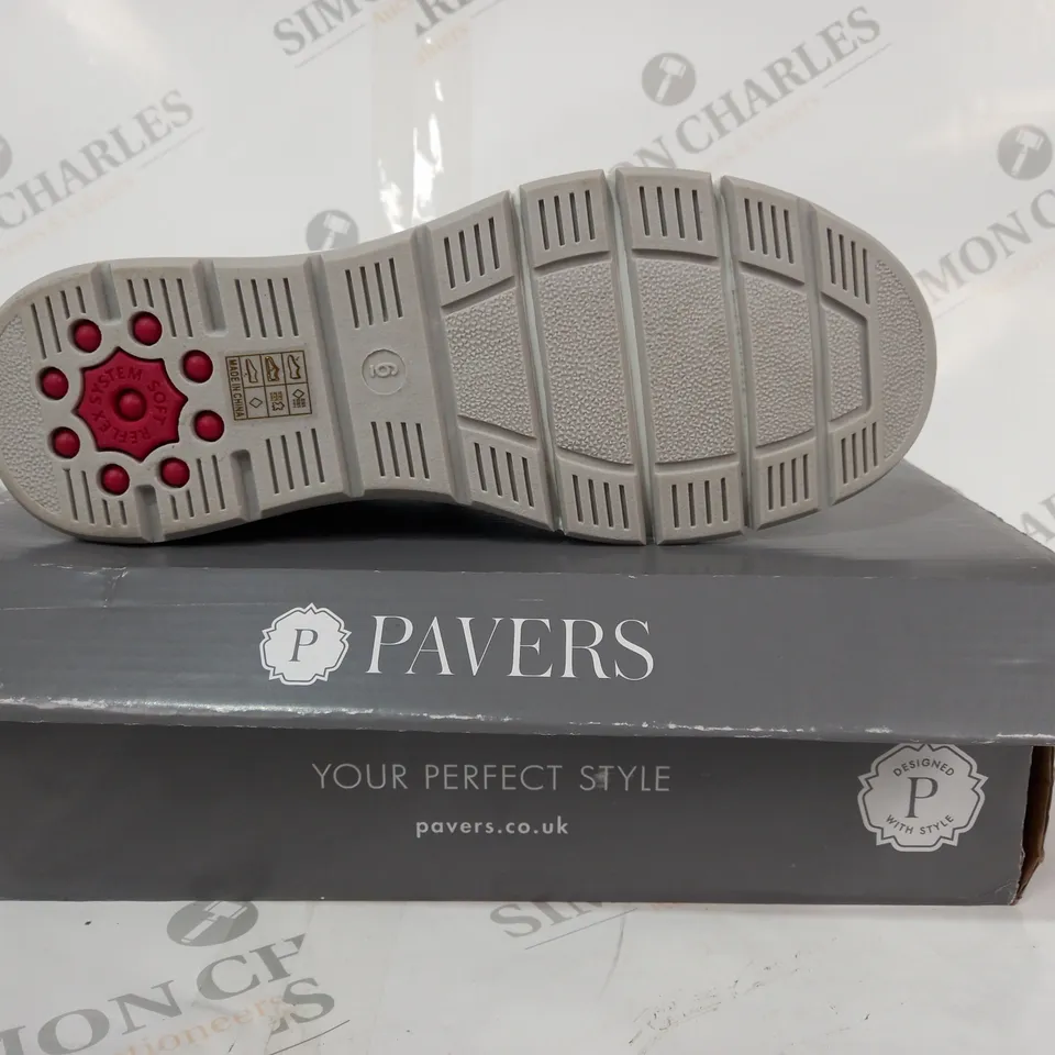 BOXED PAIR OF PAVERS RELIFE SHOES IN WHITE/GREY SIZE 6