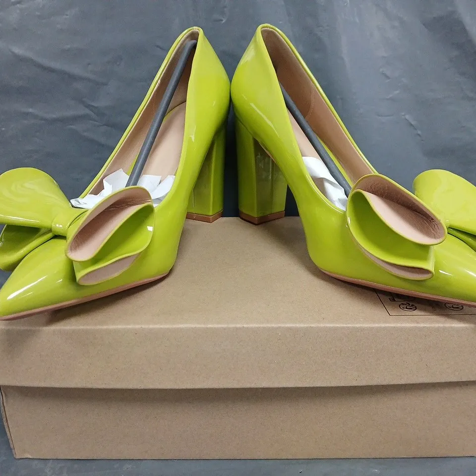 BOXED PAIR OF UNBRANDED POINTED TOE BLOCK HEEL SHOES IN GREEN W. BOW DETAIL SIZE EU 38