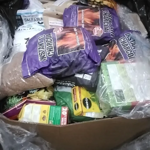 A PALLET CONTAINING A LARGE QUANTITY OF GARDEN SUPPLIES WHICH INCLUDE; MIRACLE GRO, INSTANT LITE CHARCOAL, BEETROOT SPROUTING SEEDS ETC