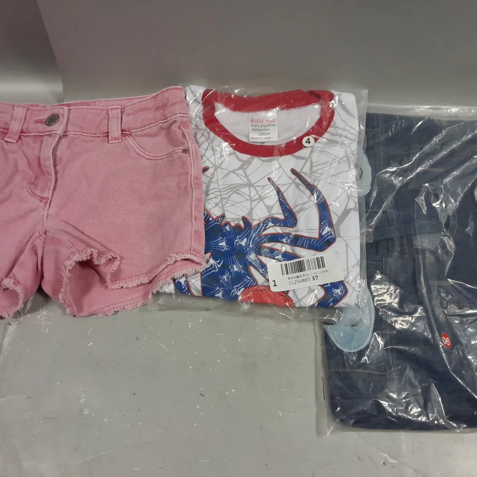 APPROXIMATELY 20 ASSORTED CHILDRENS CLOTHING PRODUCTS IN AGES RANGING FROM 0-5YRS 