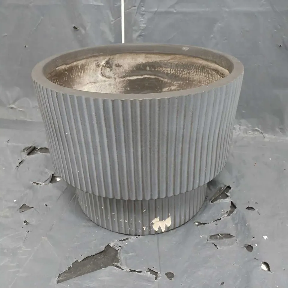 RIBBED 30CM DIAMETER GARDEN PLANTER