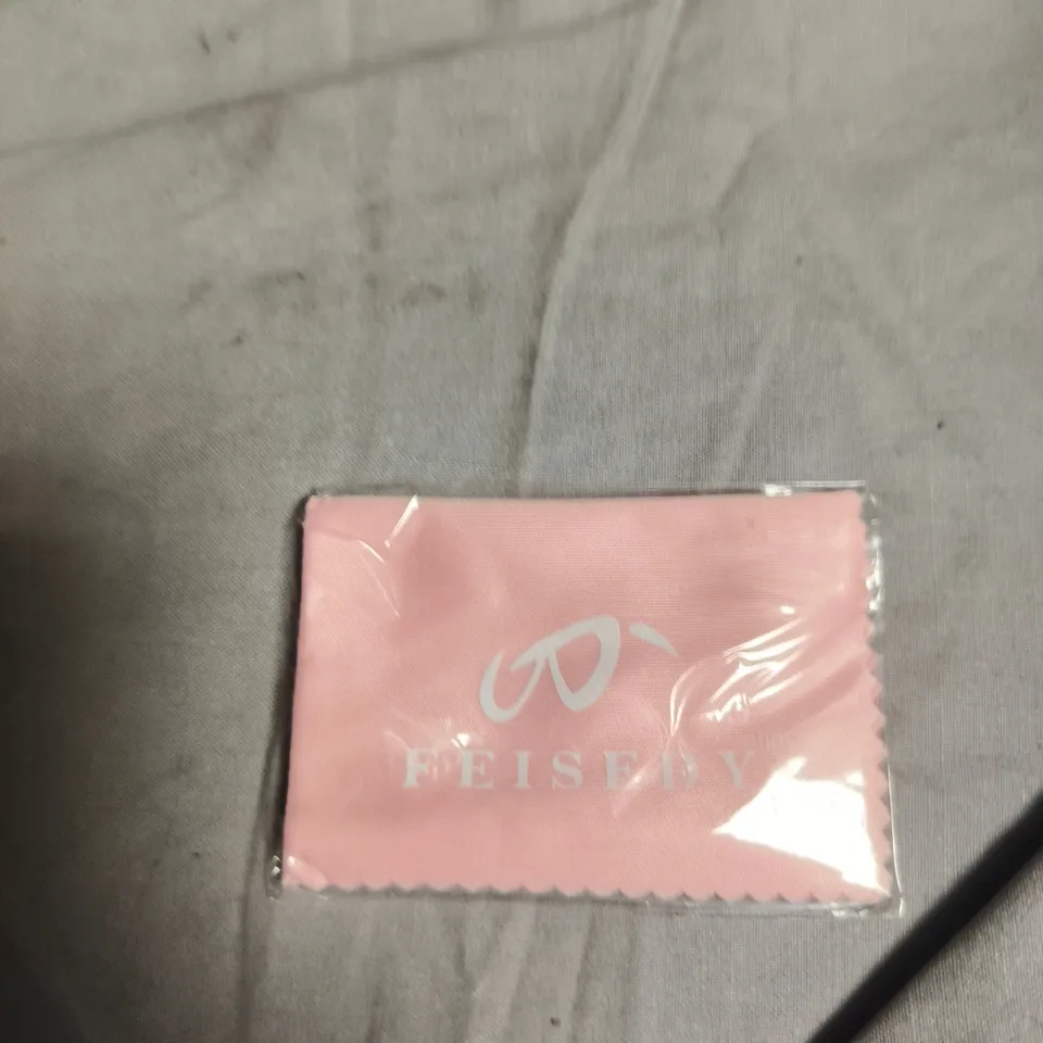 FEISIDY PINK HEART-SHAPED SUNGLASSES 