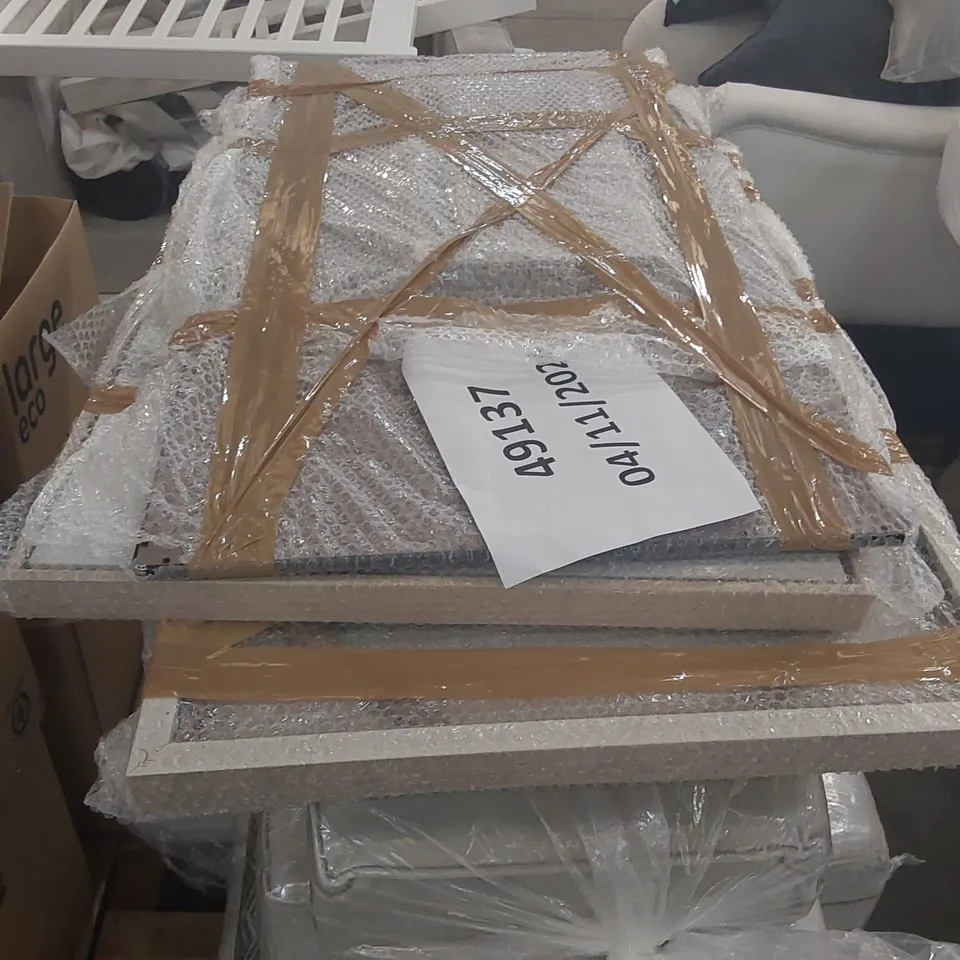 PALLET OF ASSORTED HOME FURNISHINGS TO INCLUDE: SOFA CUSHIONS, WALL DECORATIONS ECT