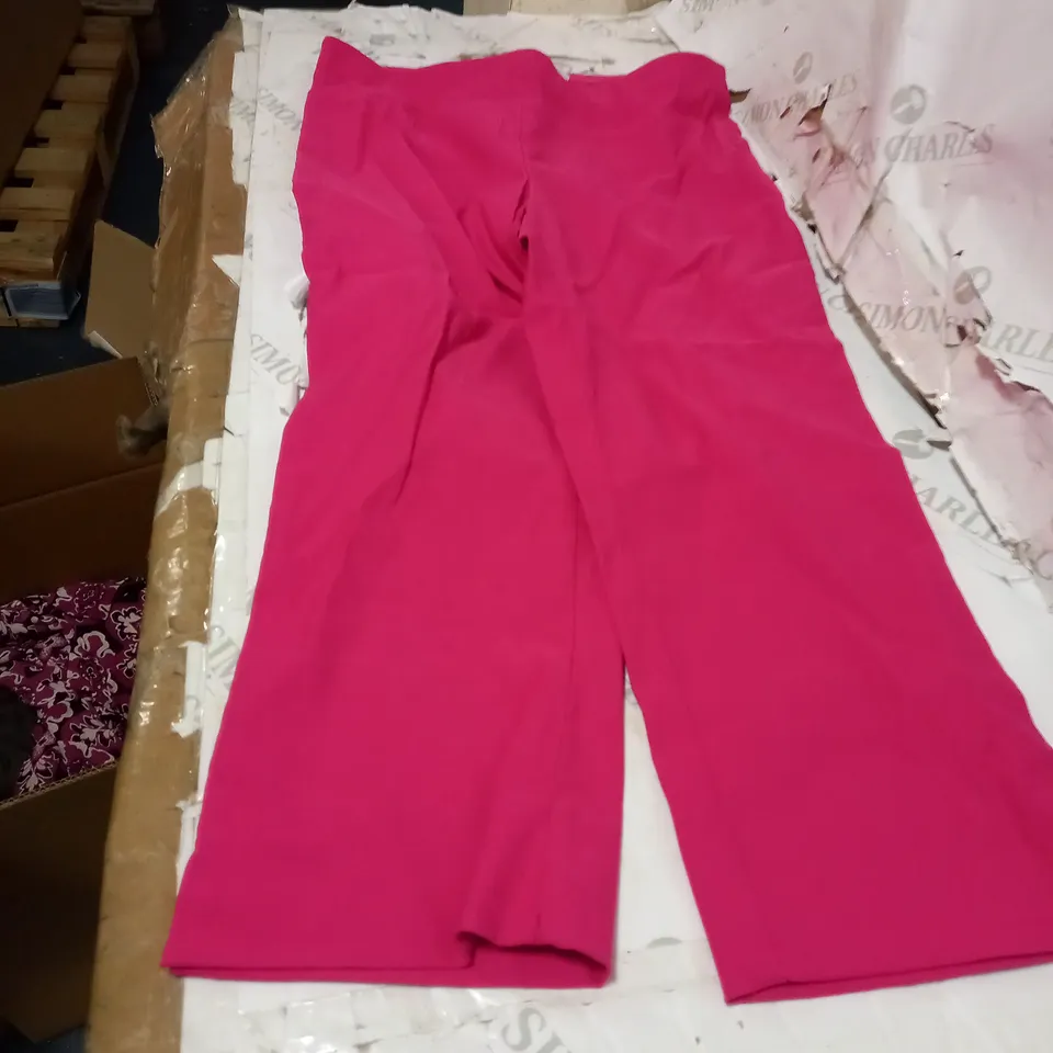 LOT OF APPROXIMATELY 5 ASSORTED CLOTHING ITEMS
