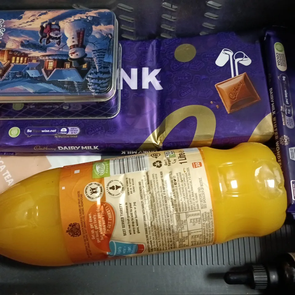 APPROXIMATELY 10 ASSORTED FOOD AND DRINK ITEMS TO INCLUDE HOT SAUCE, HUEL, BLOOD ORANGE FRUIT TEA, ETC