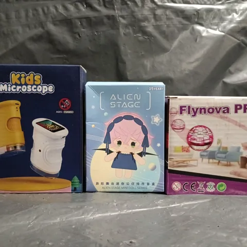 APPROXIMATELY 10 ASSORTED TOYS AND GAMES TO INCLUDE FLYING SPINNER, ALIEN STAGE, KIDS MICROSCOPE, ETC