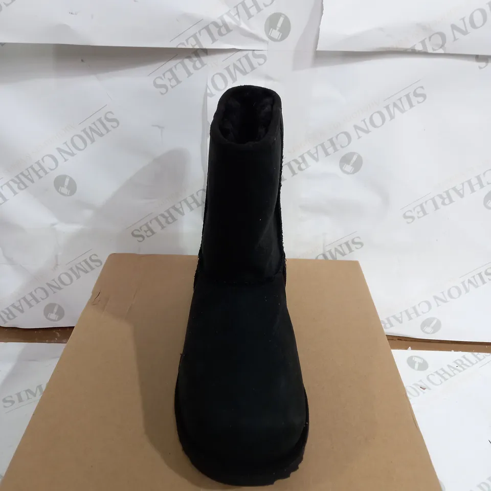 UGG BOOTS IN BLACK - UK SIZE 3
