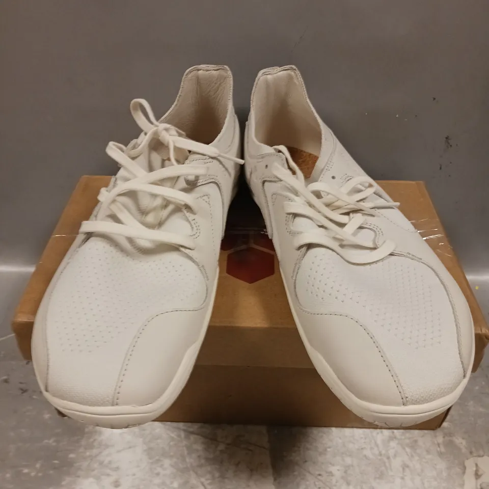 BOXED PAIR OF VIVOBAREFOOT PRIMUS ASANA TRAINERS - 7.5