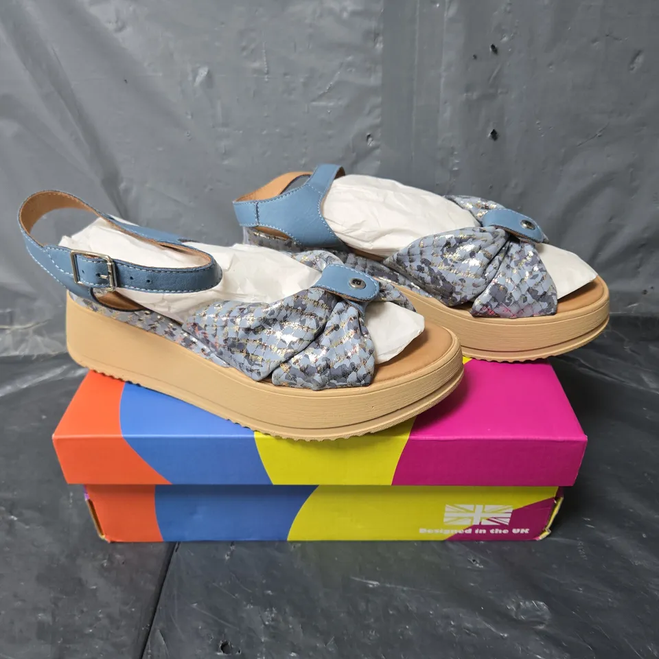BOXED PAIR OF ADESSO OPEN TOE SANDALS IN BLUE SIZE UK 6