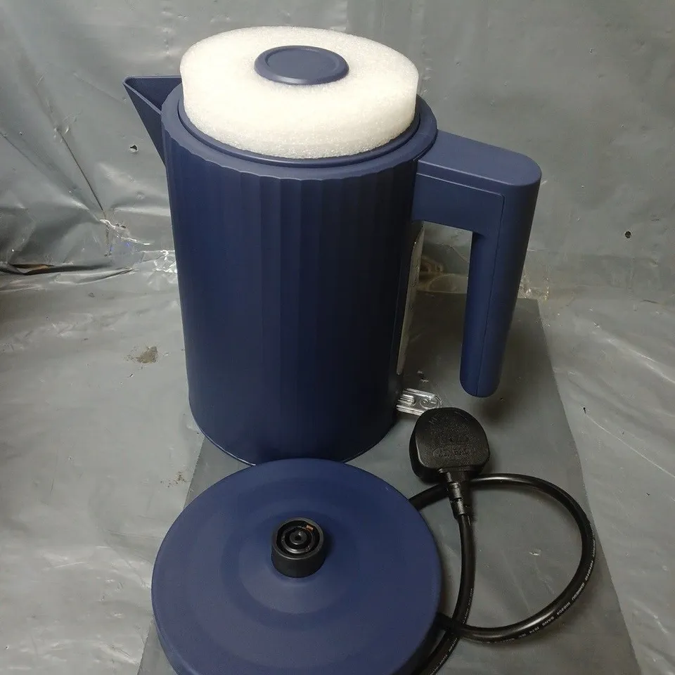 BOXED FAST BOIL RIBBED KETTLE IN NAVY