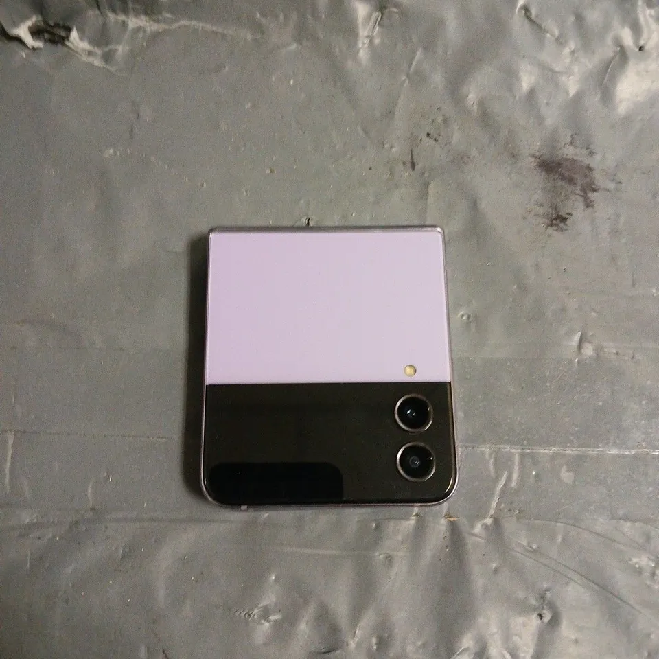 SAMSUNG GALAXY FLIP SMARTPHONE 
