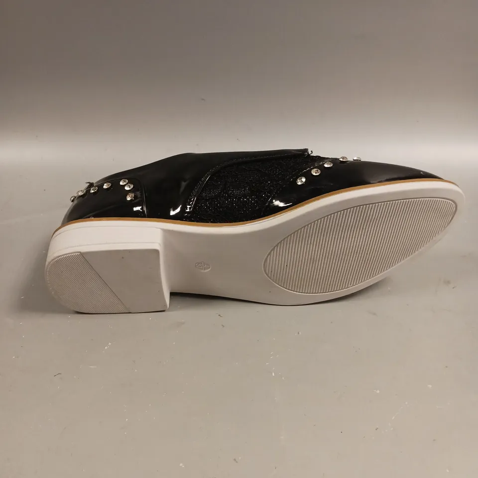 PAIR OF KELSI LACED SEQUINED SHOES IN BLACK - 4