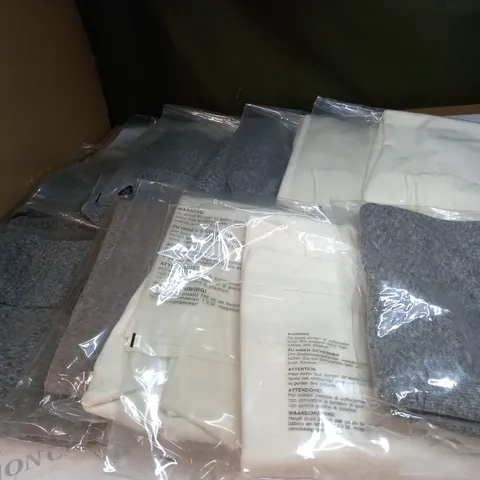 APPROX. 10 CLOTHING ITEMS IN VARIOUS COLOURS AND SIZES
