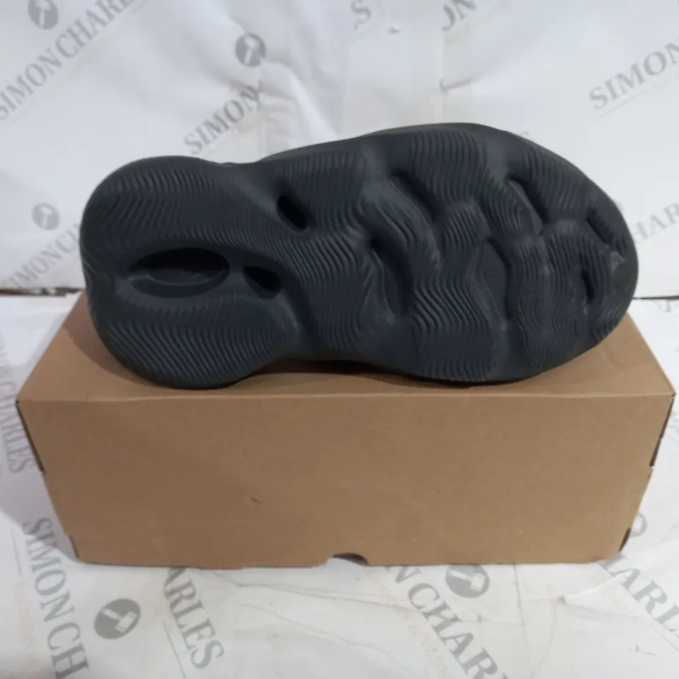 ADIDAS YEEZY FOAM RUNNER CARBON SIZE 7