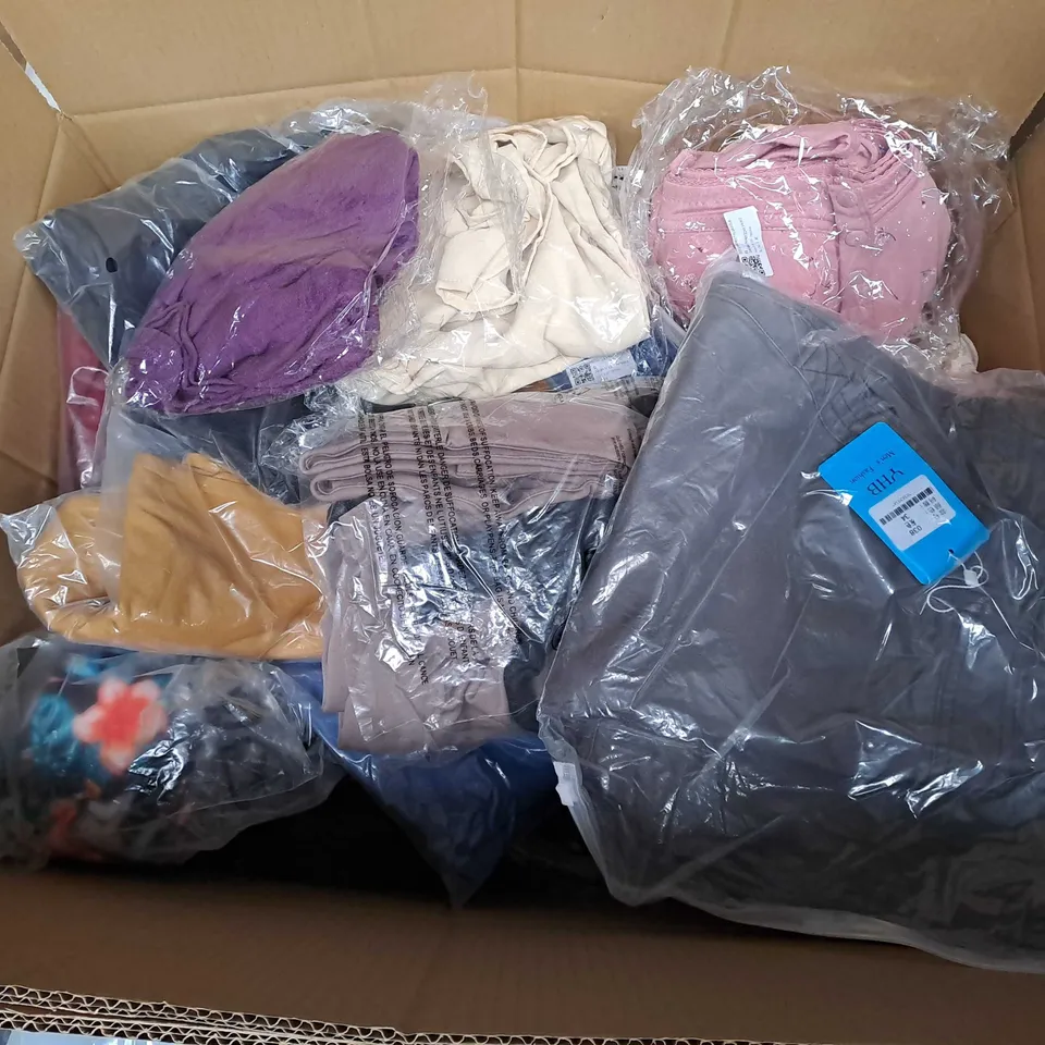 APPROXIMATELY 25 ASSORTED CLOTHING ITEMS IN VARIOUS SIZES TO INCLUDE DRESSES, TOPS, PANTS, ETC