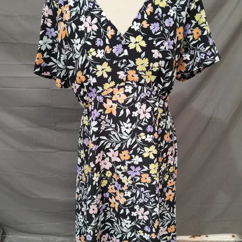 BONMARCHΓ DRESS IN BLACK W. MULTICOLOURED FLOWER DESIGN SIZE 14