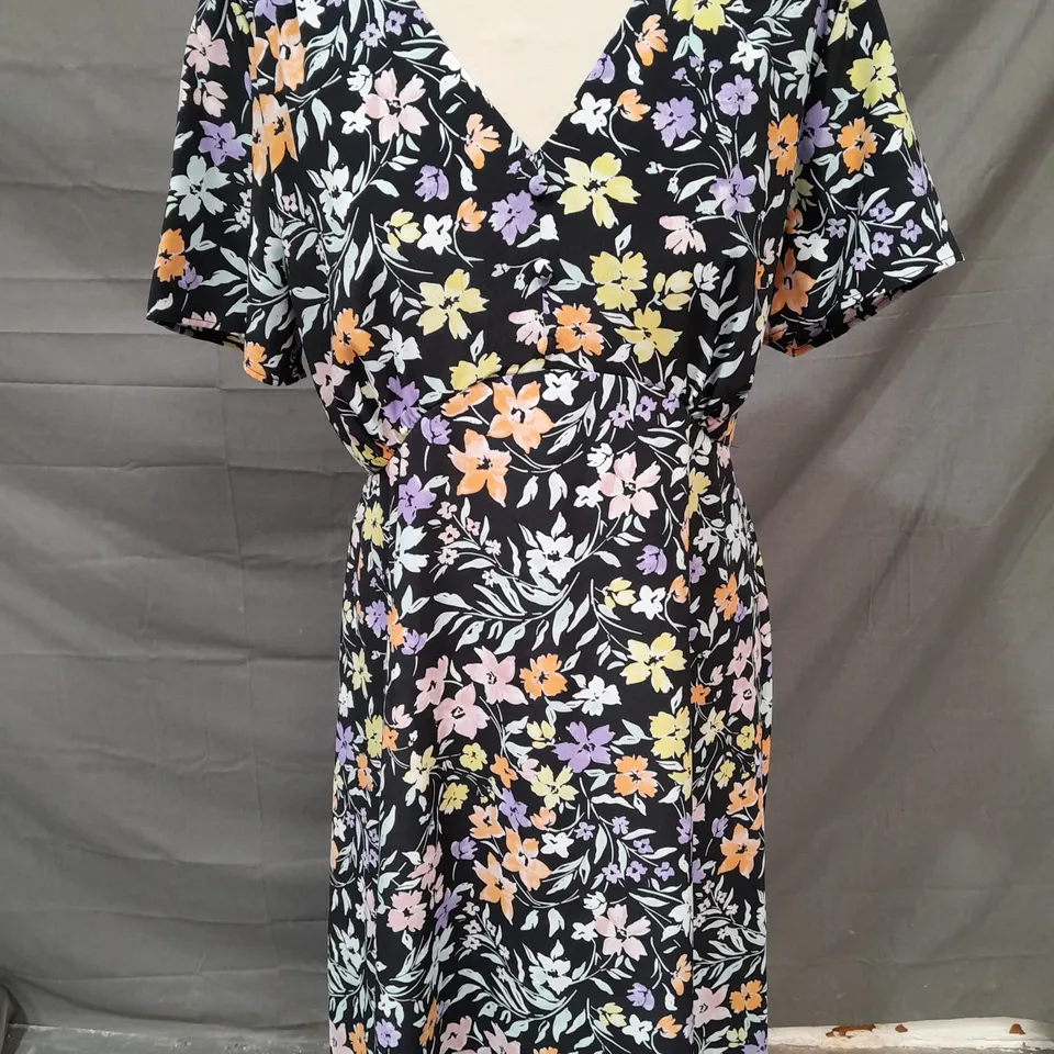 BONMARCHÉ DRESS IN BLACK W. MULTICOLOURED FLOWER DESIGN SIZE 14