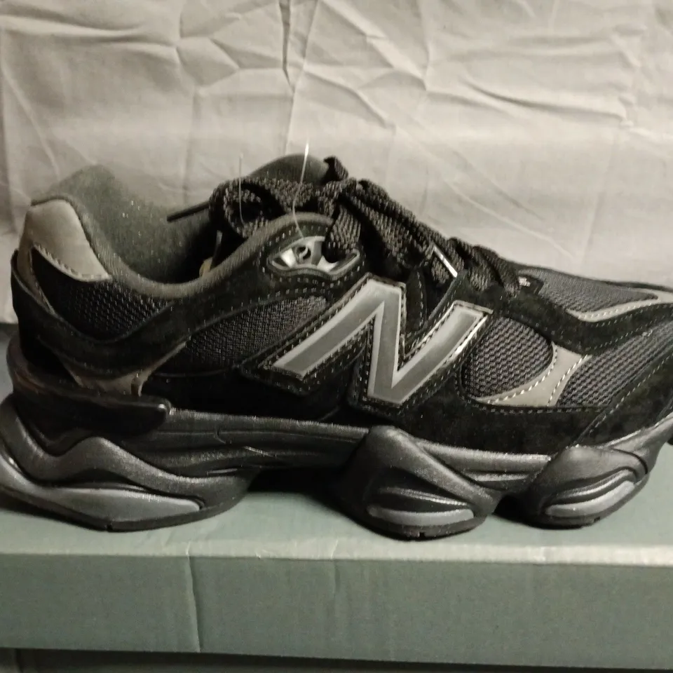 BOXED PAIR OF NEW BALANCE BLACK MESH TRAINERS - UK SIZE 7