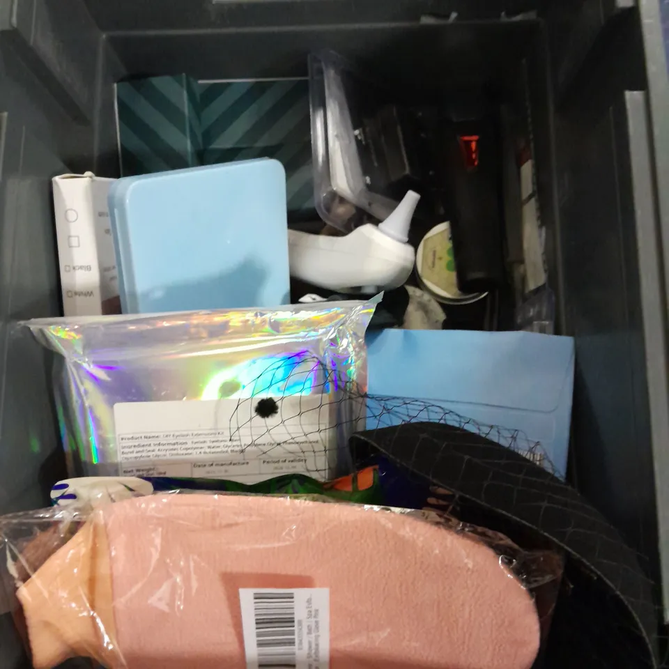 APPROXIMATELY 20 ASSORTED HEALTH & BEAUTY ITEMS TO INCLUDE - AQUAFRESH TOOTHPASTE, ARGAN OIL SHAMPOO AND WILD DEODORANT