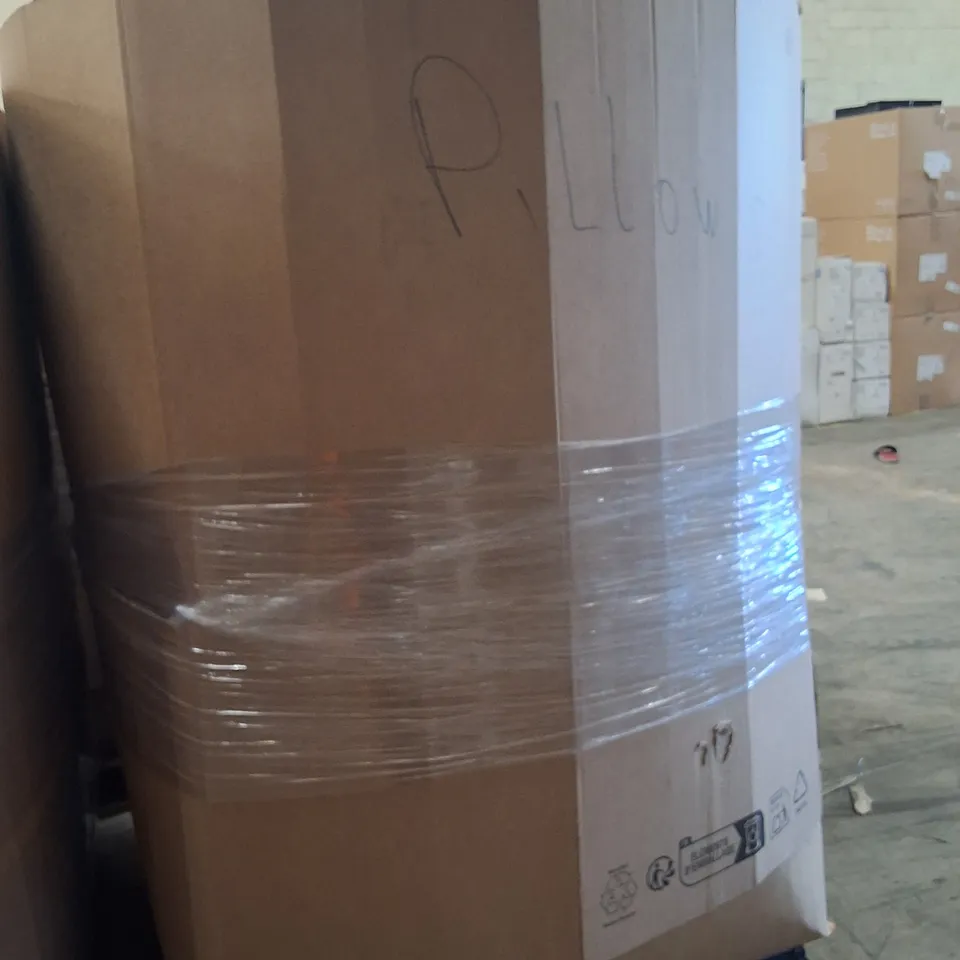 PALLET CONTAINING A LARGE QUANTITY OF PILLOWS