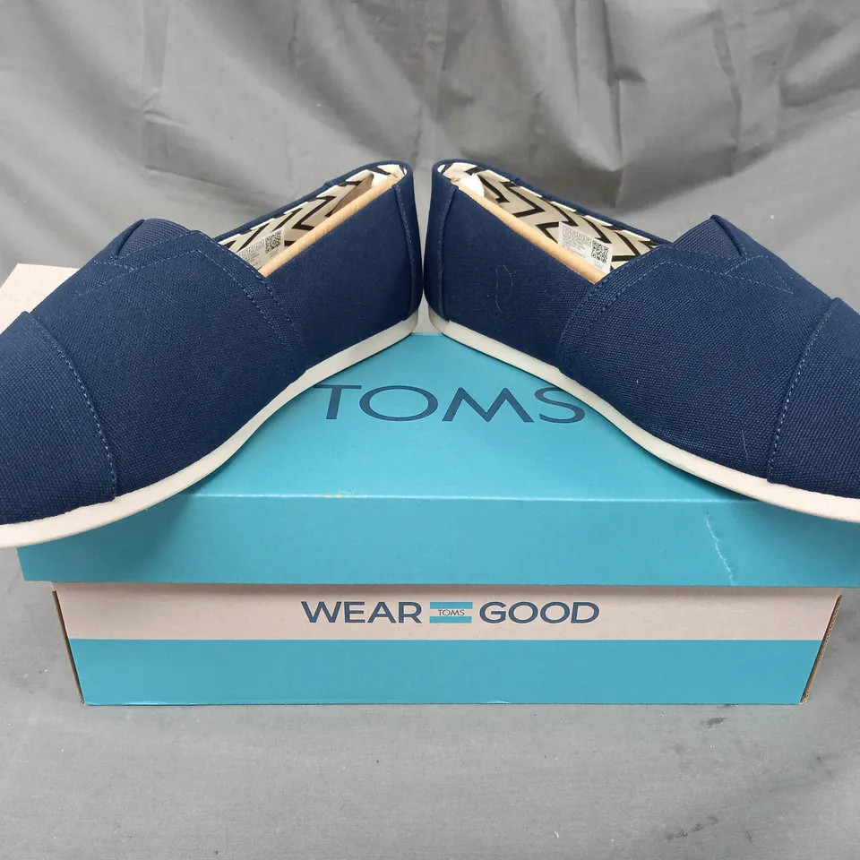 BOXED PAIR OF TOMS ALPARGATA SLIP-ON SHOES IN NAVY UK SIZE 10.5