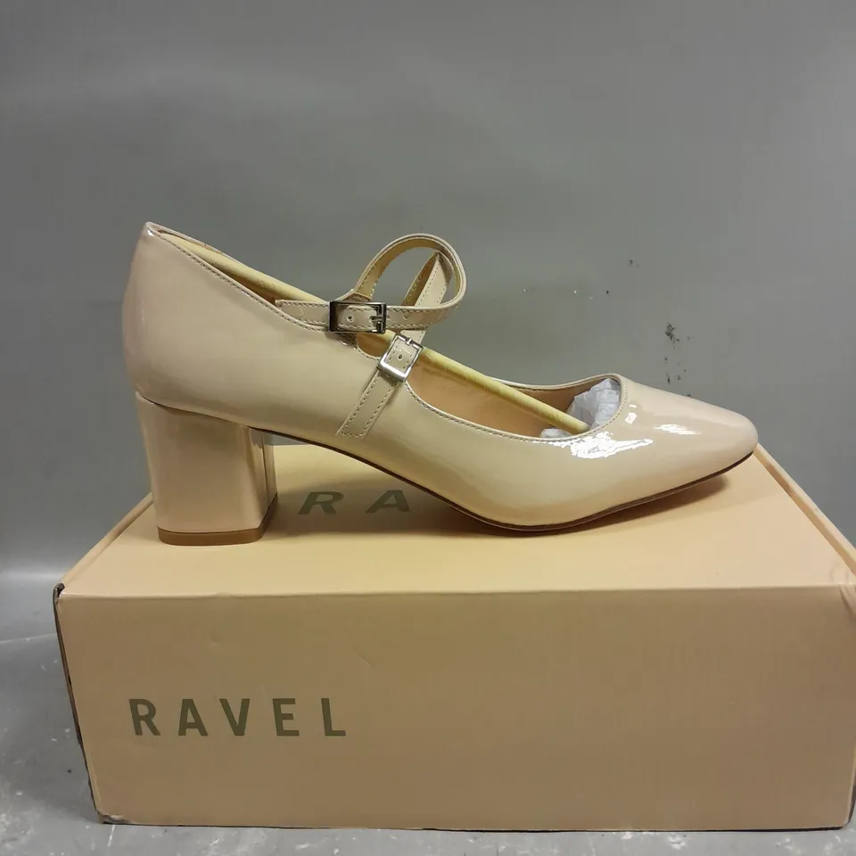 BOXED PAIR OF RAVEL HOWTH BOOTS IN NUDE - 7