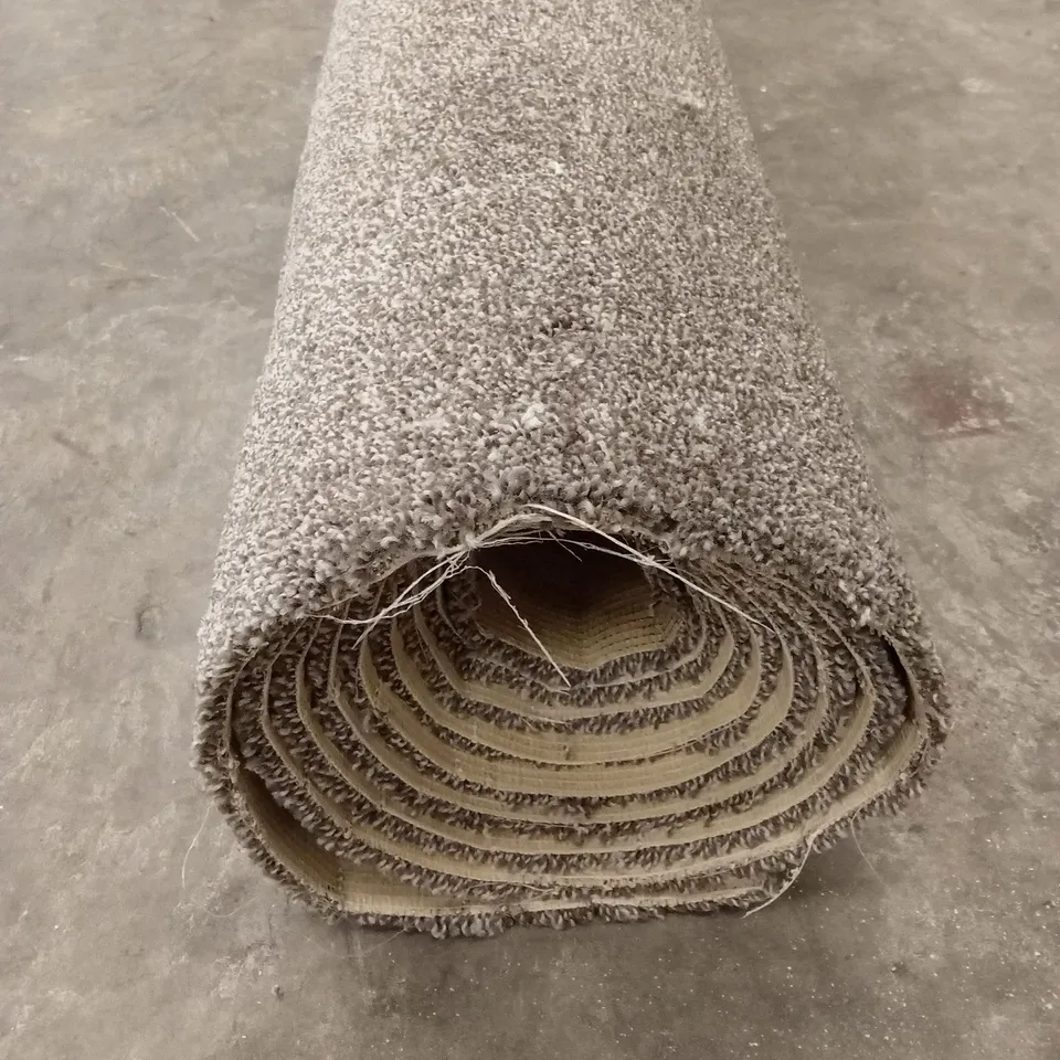 ROLL OF QUALITY CORNICHE NUTMEG CARPET // APPROX SIZE; 2.4 x 5m