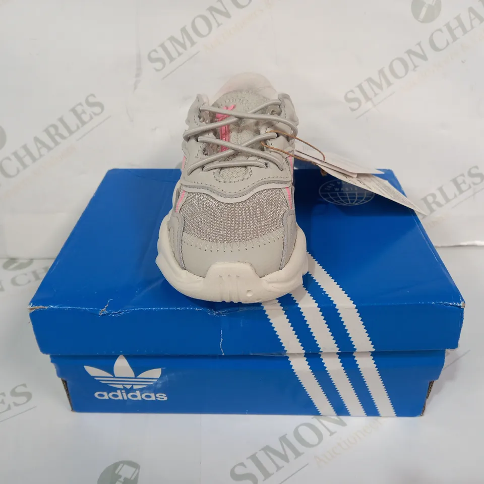 BOXED PAIR OF ADIDAS OZWEEGO EL I KIDS SHOES IN GREY/PINK UK SIZE 7