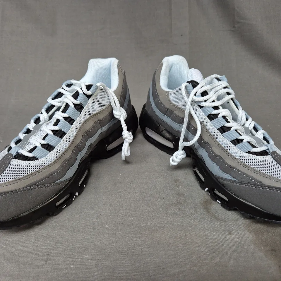 BOXED PAIR OF NIKE AIR MAX 95 TT SHOES IN WHITE/GREY UK SIZE 6