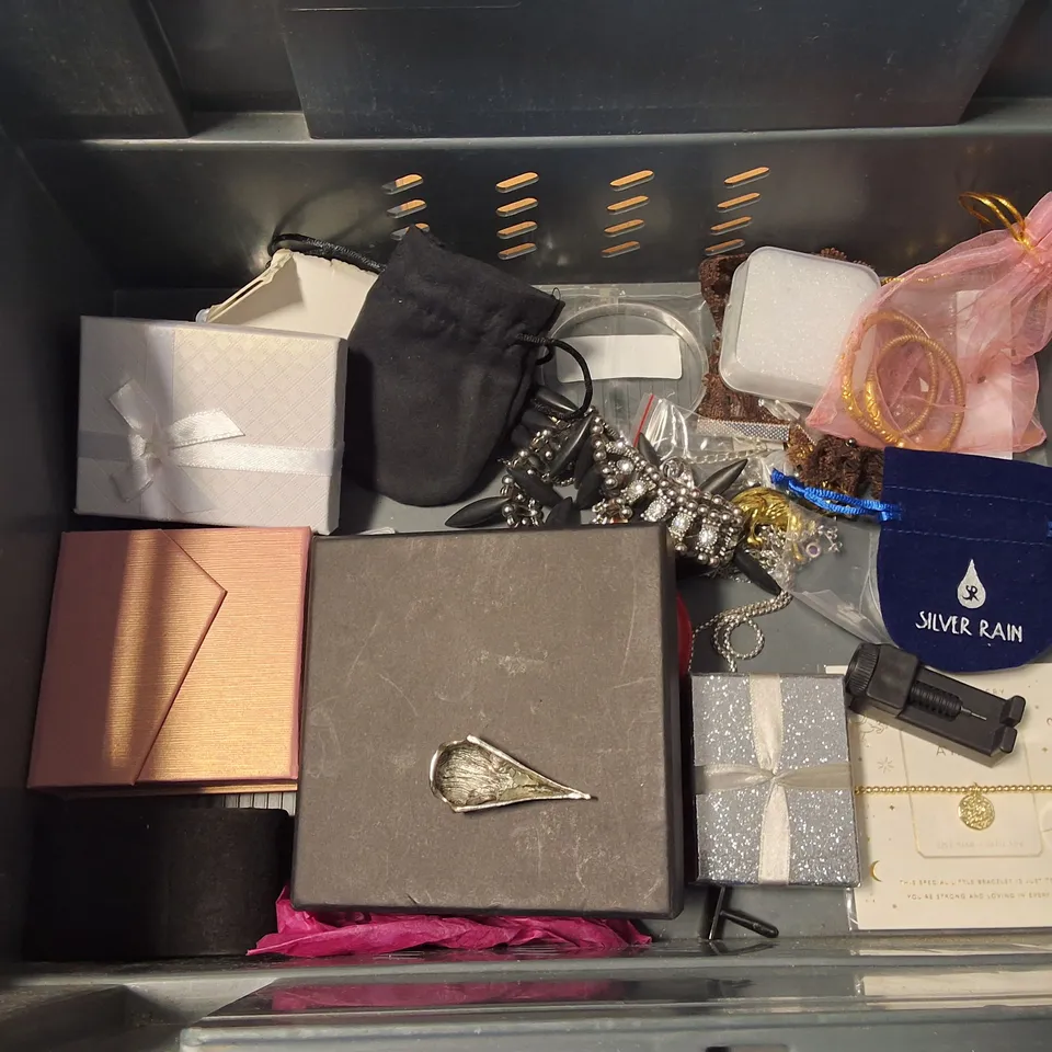 LOT OF ASSORTED JEWELLERY ITEMS TO INCLUDE RIVER ISLAND NECKLACE AND PERSONALISED DALVEY COMPASS