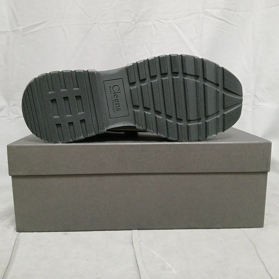 BOXED PAIR OF CLEENS ESSENTIAL RUNNER EVO TRAINERS IN RAVEN SIZE UK 8
