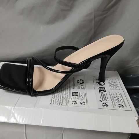 WOMEN'S BLACK PATENT STRAPPY HIGH-HEELED SANDAL 