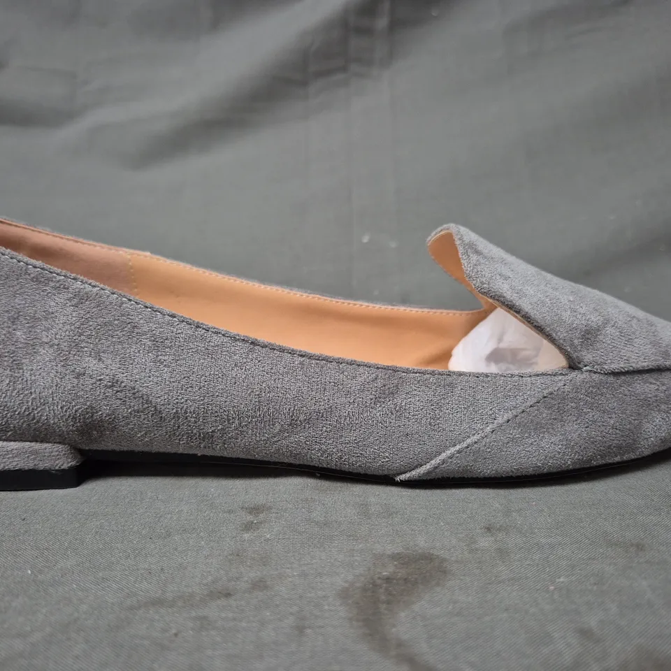 BOXED PAIR OF CASTAMERE POINTED TOE SLIP-ON SHOES IN GREY SIZE EU 43