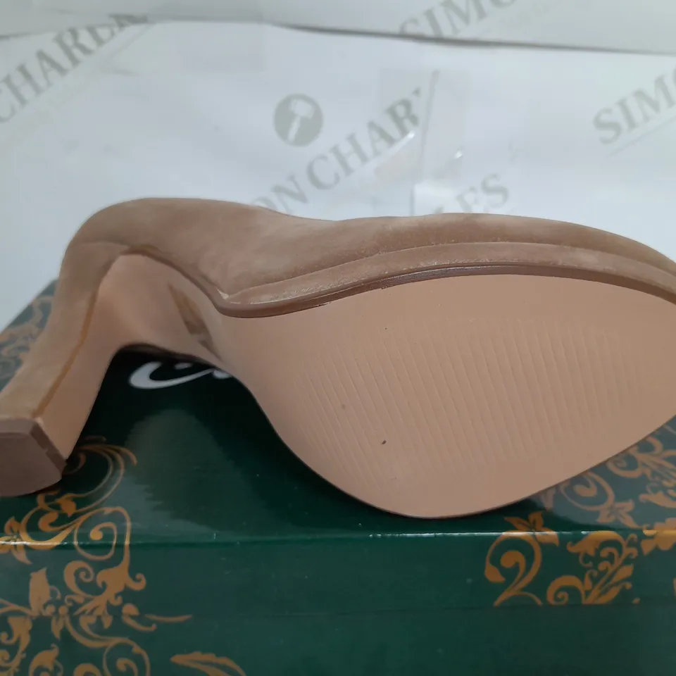 BOXED PAIR OF CLARAS CLOSED TOE THIN BLOCK HEELS IN CAMEL - SIZE 38