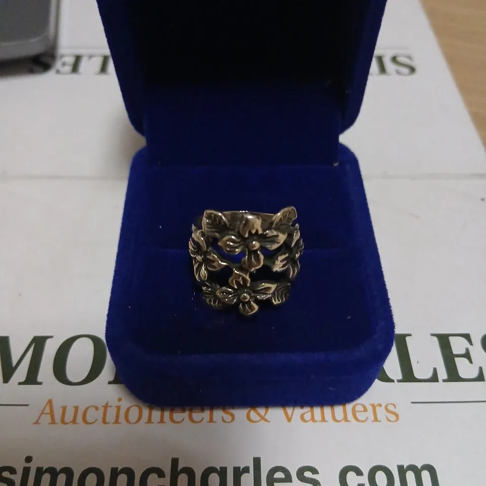 FLORAL MOTIF RING IN SILVER-TONE METAL