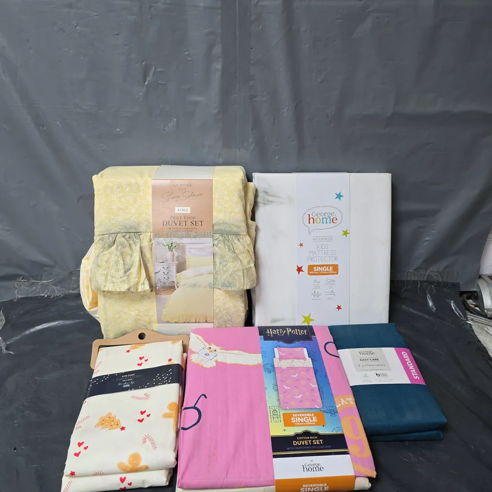APPROXIMATELY 20 ASSORTED HOMEWARE ITEMS TO INCLUDE EASY CARE PILLOWCASES, KIDS MATTRESS PROTECTOR SINGLE, HARRY POTTER SINGLE DUVET SET, ETC - COLLECTION ONLY