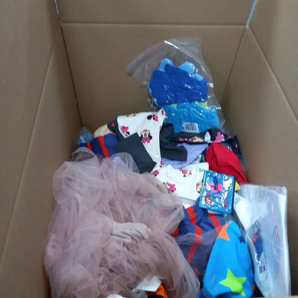 LOT OF CHILDRENS CLOTHES APPROXIMATELY 30 TO INCLUDE SUNHAT, MATCHING SETS, BACKPACK ETC