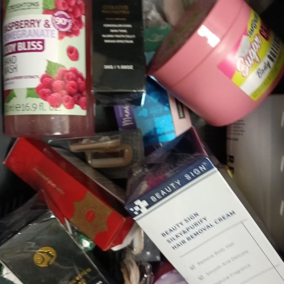 APPROXIMATELY 15 ASSORTED HEALTH & BEAUTY PRODUCTS TO INCLUDE DOVE SHOWER GEL, CHIN STRAP, REHAB RETREAT ETC 