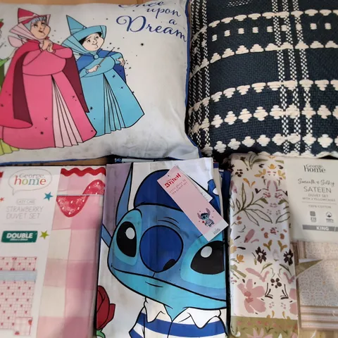 LOT OF APPROXIMATELY 18 ASSORTED BEDDING AND SOFT FURNISHING ITEMS TO INCLUDE FILLED CUSHIONS, DUVETS AND QUILT
