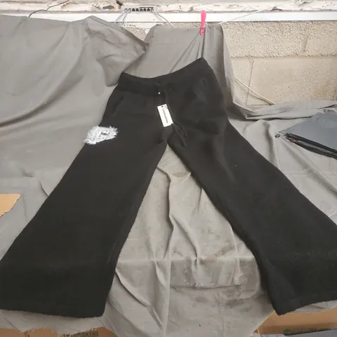 THE COUTURE CLUB MONOGRAM EMBLEM FLUFFY KNIT JOGGERS – BLACK, SIZE M