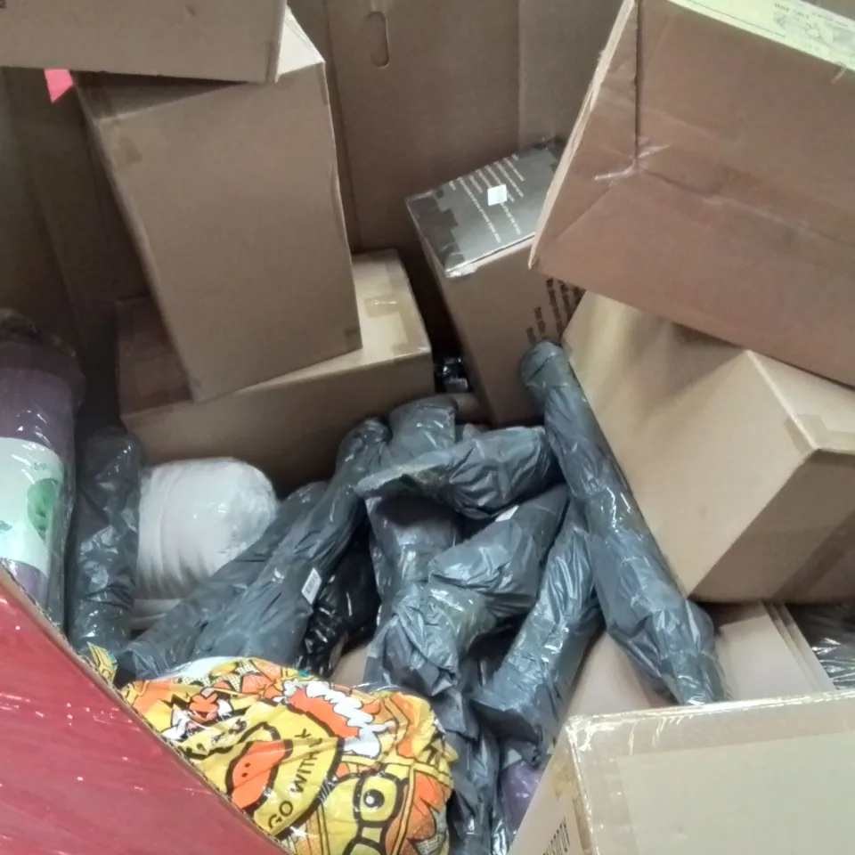 PALLET CONTAINING VARIOUS ASSORTED BOXED HOUSEHOLD ITEMS TO INCLUDE: RIFFLE BOTTLE AND WHISKY GLASSES, HOLLYWOOD STYLE LED MIRRORS, ADJUSTABLE SHOWER CHAIR, CAMPING AND LOTS MORE UNMARKED BOXED ITEMS 