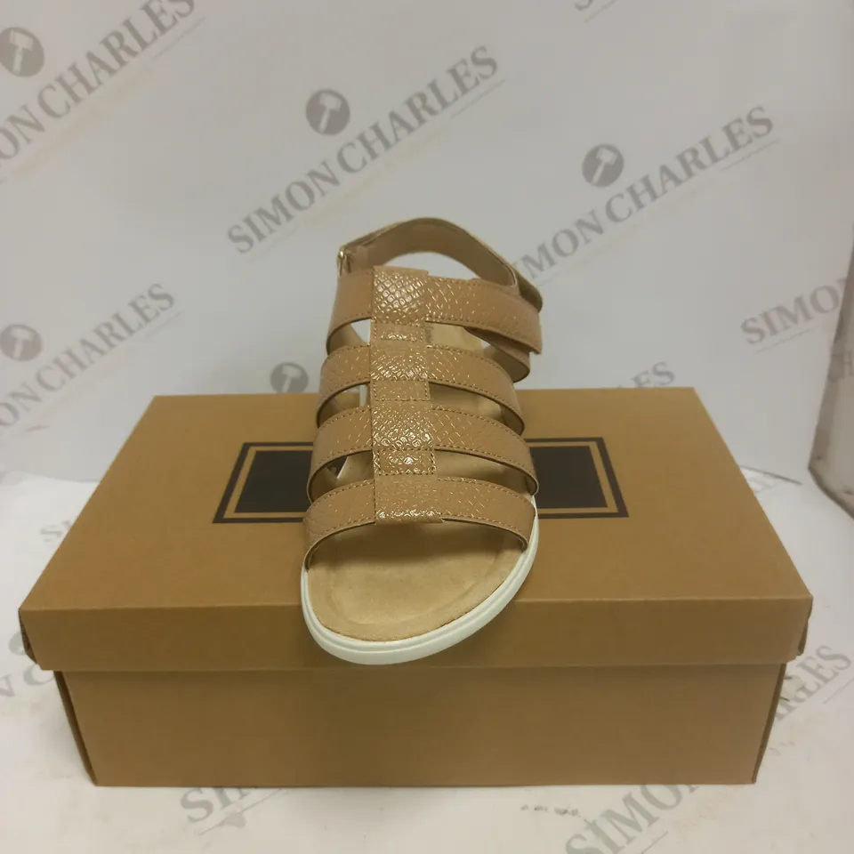 BOXED PAIR OF CUSHION WALK ONE TOUCH CLOSE SANDALS IN TAN - SIZE 5