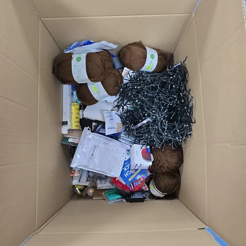 BOX OF APPROXIMATELY 20 ASSORTED HOUSEHOLD GOODS TO INCLUDE: FLUFFY HANDWARMERS AND BINGO NUMBER BOOK