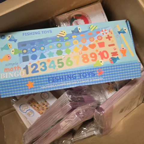 APPROXIMATELY 30 ASSORTED TOYS & ITEMS TO INCLUDE SIMPLE MATH BINGO TOY, CHRISTMAS CAKE TOPPERS, DOMINOES, ETC - COLLECTION ONLY