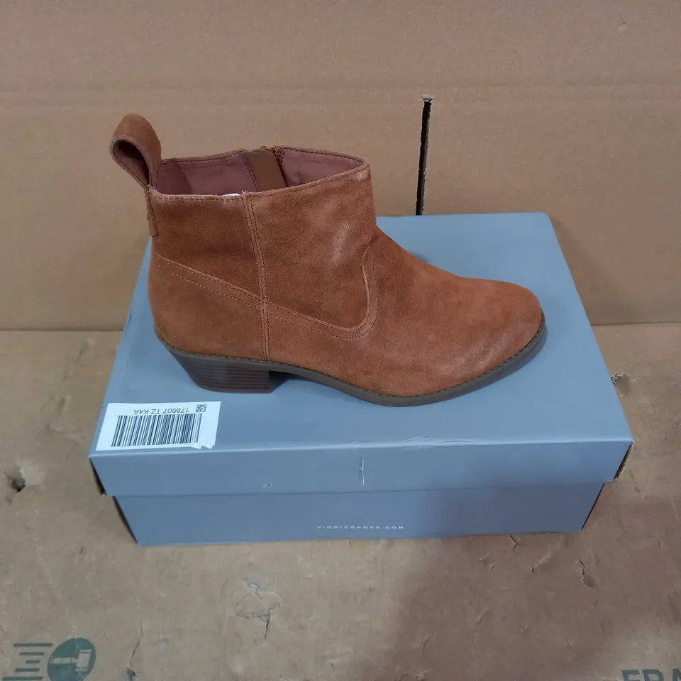 BOXED PAIR OF VIONIC BOOTS - SIZE 4.5