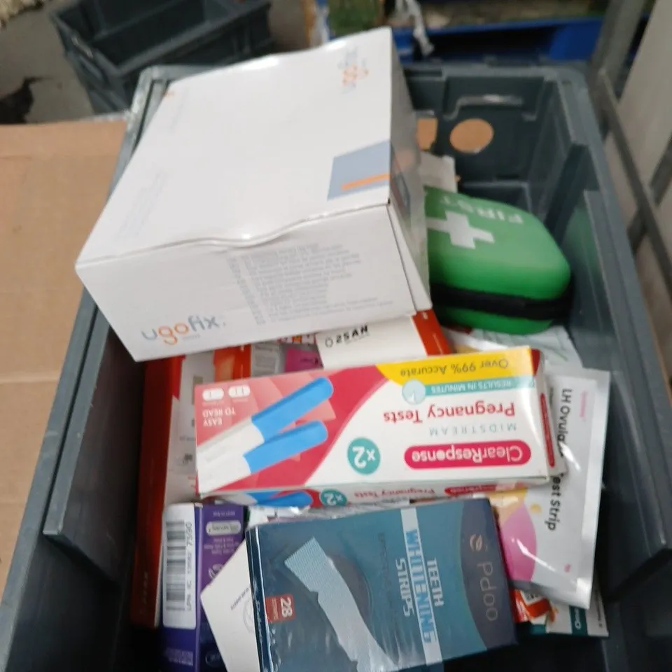 APPROXIMATELY 20 ASSORTED ITEMS INCLUDING PDOO TEETH WHITENING STRIPS AND SILICONE SCAR SHEETS