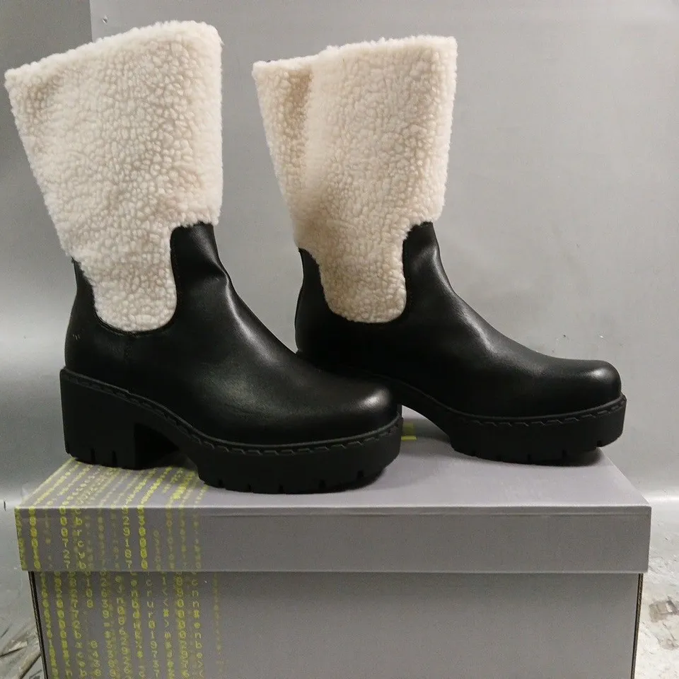 BOXED PAIR OF KOI TEXEL SHEARLING SWITCH BOOTS IN BLACK SIZE UK 10