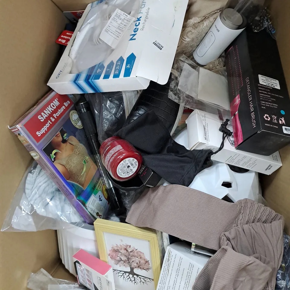APPROXIMATELY 20 ASSORTED HOUSEHOLD PRODUCTS TO INCLUDE 3D MASSAGER, POSTURE BRA, HOME DECOR ETC 