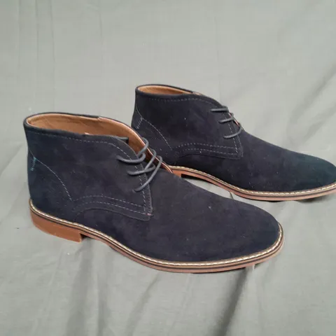 UNBOXED PAIR OF LONDON PETER WERTH SIZE 10 NAVY SUIT BOOTS