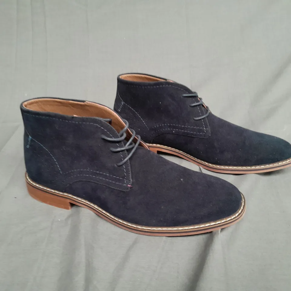UNBOXED PAIR OF LONDON PETER WERTH SIZE 10 NAVY SUIT BOOTS 
